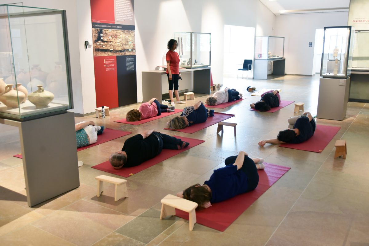 Séance de yoga au musée d